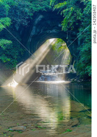 【千葉県】濃溝の滝・亀岩の洞窟 ハート型の光芒 【千葉県】濃溝の滝・亀岩の洞窟 ハート型の光芒 142958407