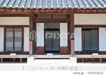 Traditional Korean Hanok building with stone wall and tiled roof in Seonjeongneung, Seoul Traditional Korean Hanok building with stone wall and tiled roof in Seonjeongneung, Seoul 142958522