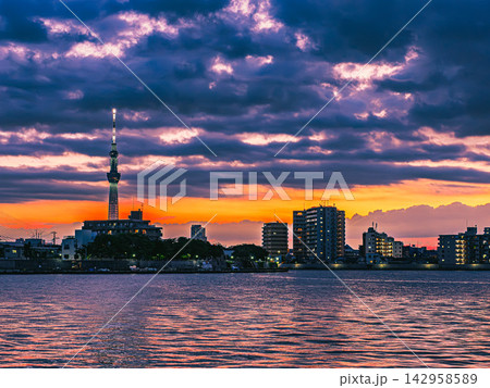 夕焼けに染まるスカイツリーと中川の夕景 142958589