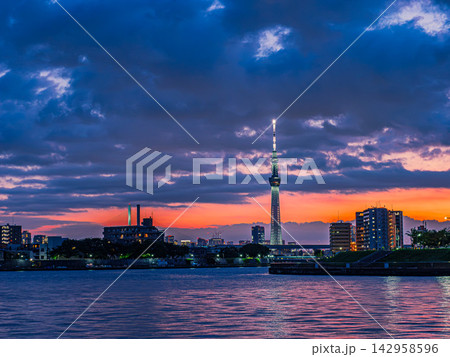 夕焼けに染まるスカイツリーと中川の夕景 142958596