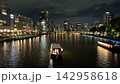 大阪・中之島の夜景と川を進む遊覧船 142958618