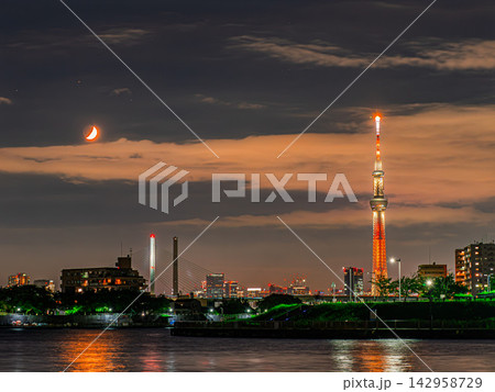 夜景の中川から見たスカイツリーハープ橋と三日月 夜景の中川から見たスカイツリーハープ橋と三日月 142958729
