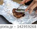 アルミホイルで包んだキャンプのホイル焼き料理 屋外調理 142959268