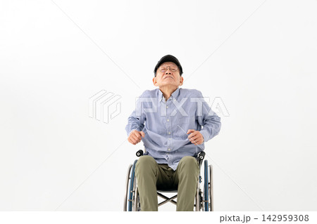 車椅子　ストレッチ　シニア男性 142959308