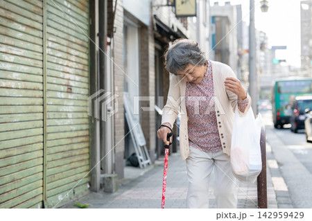 買い物をするシニア女性 買い物をするシニア女性 142959429