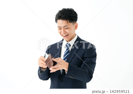 単発バイトで飲み代を稼ぐ若いビジネスマン 単発バイトで飲み代を稼ぐ若いビジネスマン 142959521