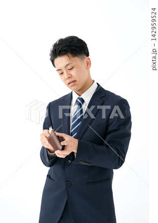 お金がない若い男性 スーツ お金がない若い男性 スーツ 142959524