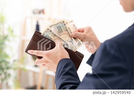財布を持つ若いビジネスマン お金 財布を持つ若いビジネスマン お金 142959540