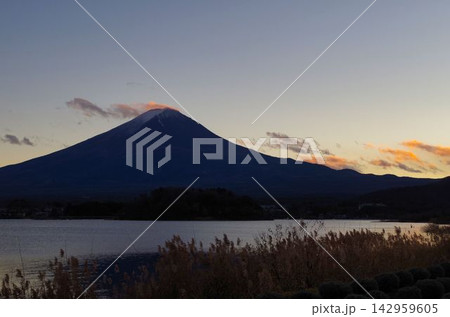 大石公園から望む夕景の富士 大石公園から望む夕景の富士 142959605