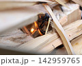 薪に火がついた焚き火着火直後のクローズアップキャンプシーン 142959765