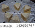 キャンプで楽しむカットされた白カビチーズのクローズアップ 142959767