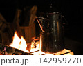 夜のキャンプ焚き火の赤い炎と薪のアップシーン 142959770
