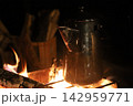 キャンプの焚き火が燃え上がる夜の炎のクローズアップ 142959771
