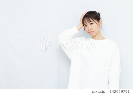 頭が痛い女性 142959791