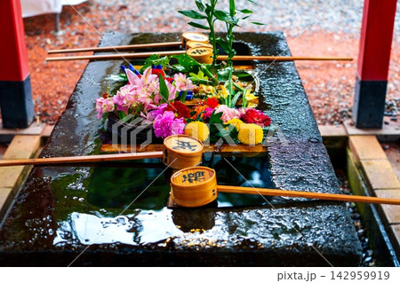 手水舎の花飾り 手水舎の花飾り 142959919