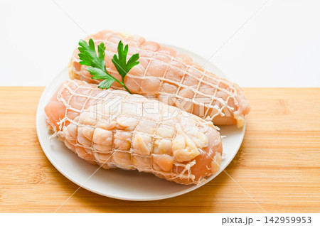 料理の下ごしらえ:糸ネットで巻いた鶏胸肉 料理の下ごしらえ:糸ネットで巻いた鶏胸肉 142959953