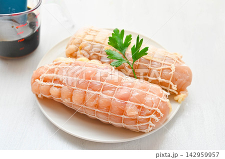 肉ネットに包まれた生肉の鶏むね肉 肉ネットに包まれた生肉の鶏むね肉 142959957