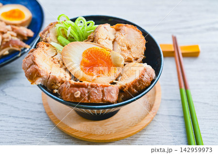 自家製鶏チャーシュー丼(煮玉子・刻みネギ添え) 自家製鶏チャーシュー丼(煮玉子・刻みネギ添え) 142959973