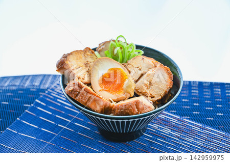 自家製鶏チャーシュー丼(煮玉子・刻みネギ添え) 自家製鶏チャーシュー丼(煮玉子・刻みネギ添え) 142959975