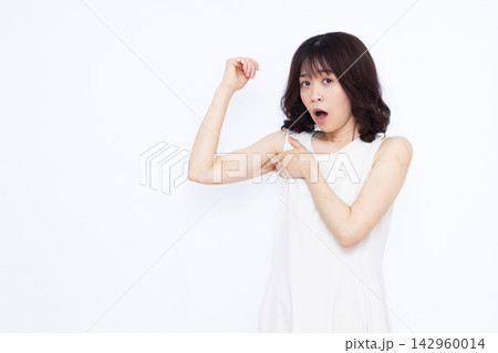 脇汗を気にする女性 脇汗を気にする女性 142960014