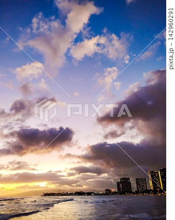 マジックアイランドの夕暮れ 黄金色の空と海、街並みを望むサンセット三枚セット マジックアイランドの夕暮れ 黄金色の空と海、街並みを望むサンセット三枚セット 142960291