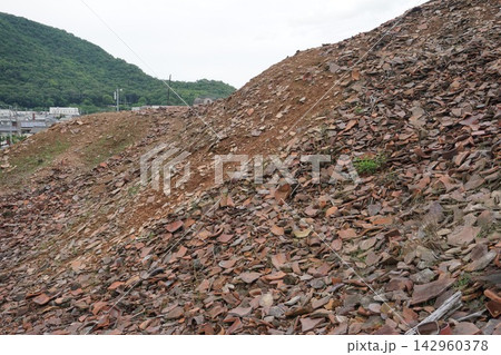 2026年夏の岡山県、備前伊部の備前陶器窯跡伊部南大窯跡の陶器の山 2026年夏の岡山県、備前伊部の備前陶器窯跡伊部南大窯跡の陶器の山 142960378