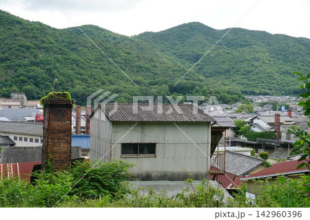 2026年夏の岡山県、備前伊部の陶器の窯の煙突が並ぶ風景 142960396
