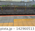 駅ホームの点字ブロックと線路・ホーム端の安全設備 142960513