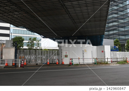 駅前再開発、建築工事中の高架下 駅前再開発、建築工事中の高架下 142960847