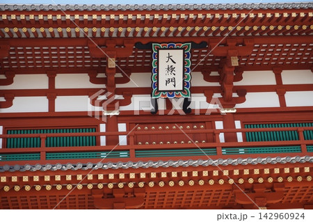 2026年奈良平城京、朱塗りの柱越しに望む復元宮殿 2026年奈良平城京、朱塗りの柱越しに望む復元宮殿 142960924