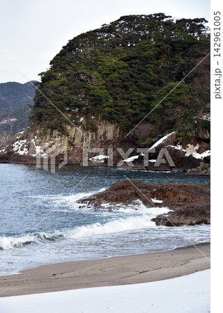 山陰　冬の佐津海岸 142961005