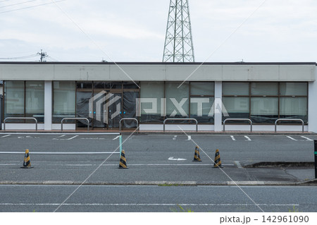 つぶれたコンビニの跡地 国道沿いの空き店舗 つぶれたコンビニの跡地 国道沿いの空き店舗 142961090