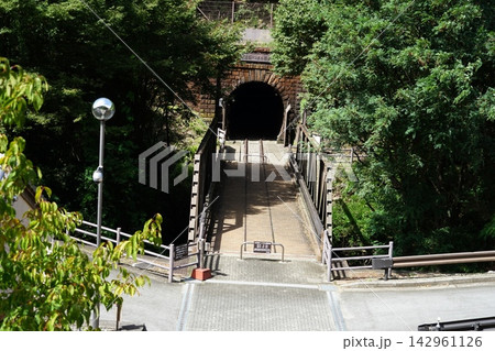 遊歩道として再活用されている大日影トンネル　9月甲州51大日影トンネル遊歩道・中央本線旧深沢トンネル 142961126