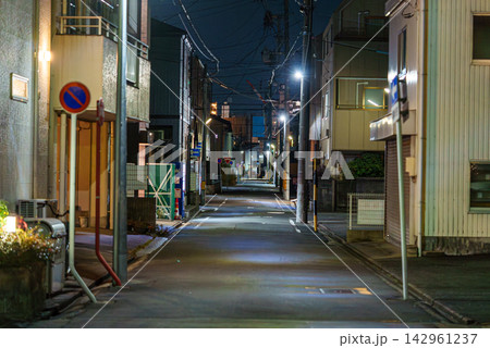 深夜の路地裏 142961237