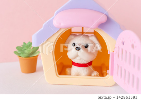 ペットハウス　犬小屋でおすわりしている犬 142961393