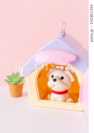 ペットハウス　犬小屋でおすわりしている犬 142961394