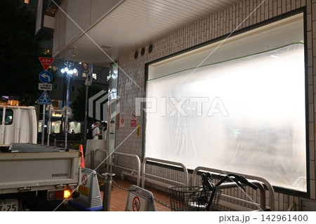 夜間に行われる建物内部の施工工事 夜間に行われる建物内部の施工工事 142961400