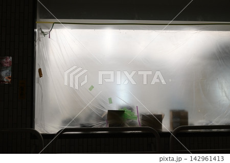 夜間に行われる建物内部の施工工事 夜間に行われる建物内部の施工工事 142961413