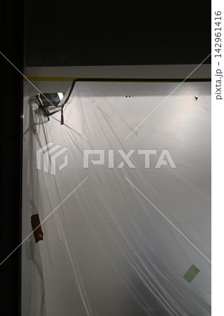 夜間に行われる建物内部の施工工事 142961416