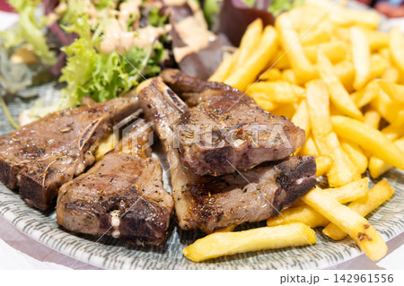フランスの美味しいフレンチレストランの骨付きラム肉 フランスの美味しいフレンチレストランの骨付きラム肉 142961556
