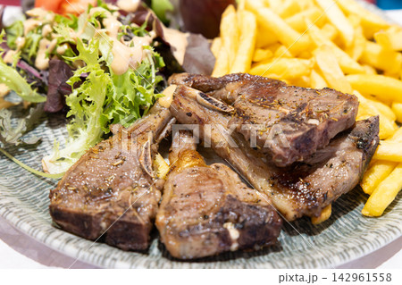 フランスの美味しいフレンチレストランの骨付きラム肉 フランスの美味しいフレンチレストランの骨付きラム肉 142961558
