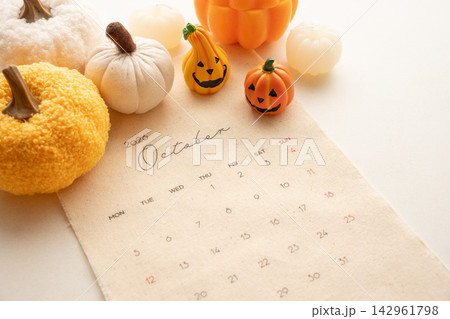 10月のカレンダーとハロウィン 10月のカレンダーとハロウィン 142961798