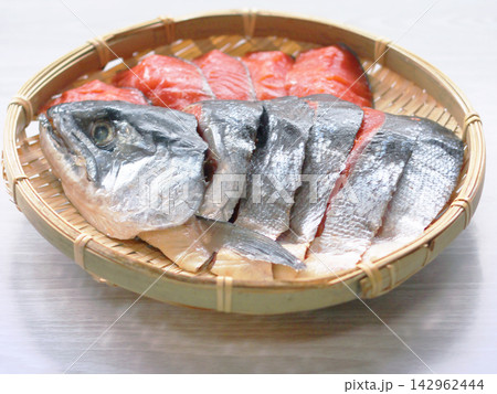 鮭の切り身とお頭 鮭の切り身とお頭 142962444