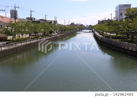 江戸川区北葛西を流れる新川と遊歩道の風景 江戸川区北葛西を流れる新川と遊歩道の風景 142962485