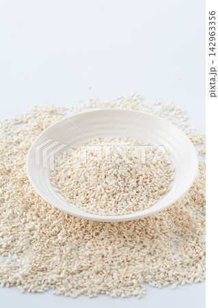 米麹 白バック 米麹 白バック 142963356