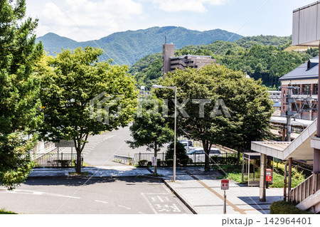 緑豊かな地方都市の駅前ロータリーと青空が広がる街並み、新緑のローカル風景 142964401