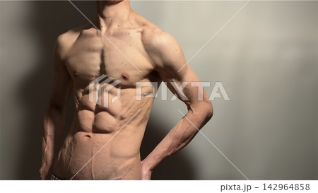 引き締まった腹筋と胸筋を持つ細マッチョな男性のパーツ写真 引き締まった腹筋と胸筋を持つ細マッチョな男性のパーツ写真 142964858
