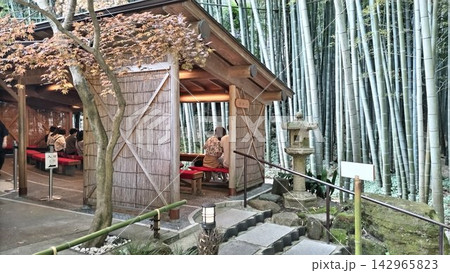 鎌倉の竹林に囲まれた和風の茶屋と石灯籠の風景 鎌倉の竹林に囲まれた和風の茶屋と石灯籠の風景 142965823