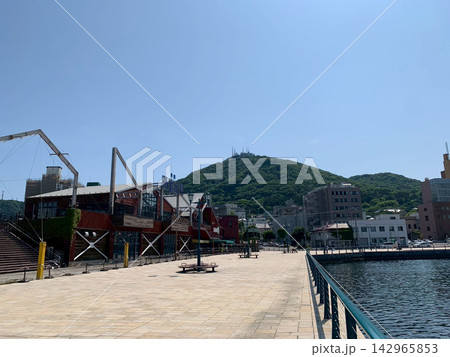夏空に映える函館ベイエリアの港町風景 夏空に映える函館ベイエリアの港町風景 142965853