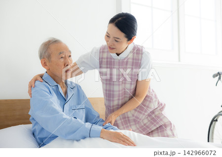 介護施設で暮らすシニア男性と介護士 142966072